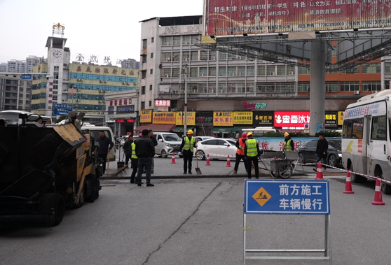 上梅西路安全饮水管网改扩建工程加快施工进度 确保群众通行畅通