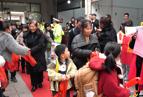 热气腾腾新化年 |  枫林街道 暖途迎游子 年味满归途