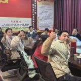 暖新闻 | 大巴深夜故障53人滞留 新化多部门联动助旅客温暖返乡