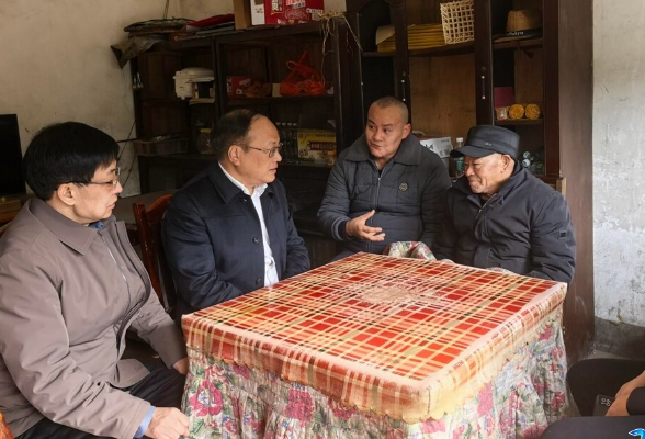 新春走基层  杨韶红走访慰问桑梓镇移民群众
