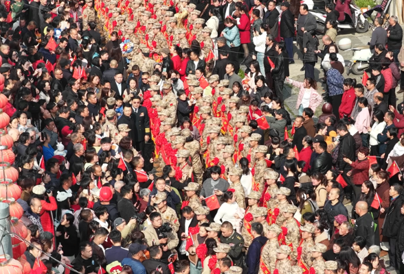 新化县135名新兵奔赴强军征程 赓续英雄血脉