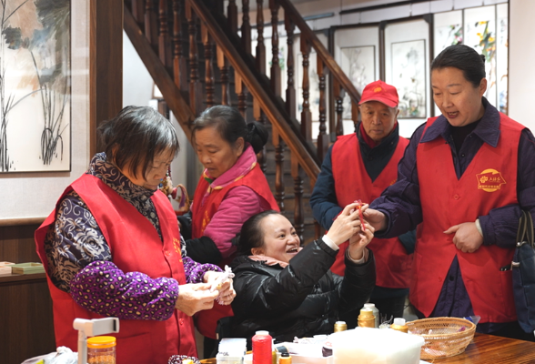 微光如炬·致敬我们身边的雷锋 |  阳玲玲 把家风传下去 把服务做下去
