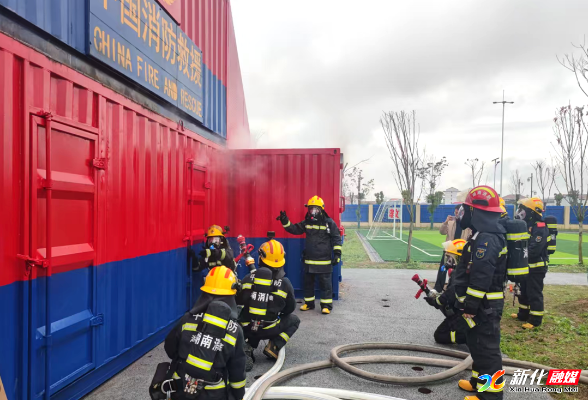 新化县消防救援局开展室内烟火特性培训