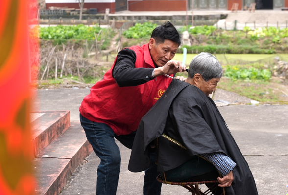 微光如炬·致敬我们身边的“雷锋” | 邱田军  龙凤村里的“活雷锋”