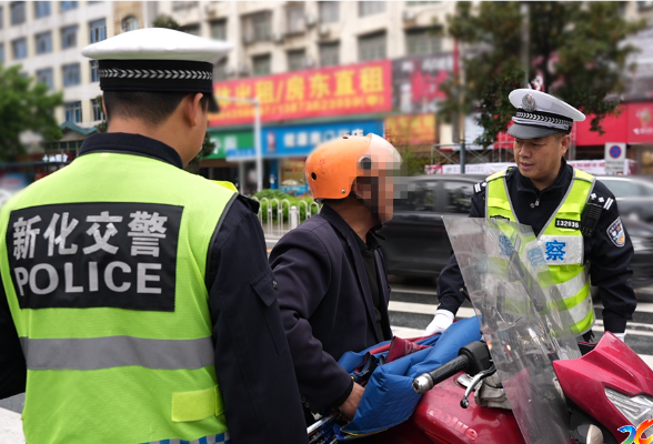 劳动者之歌 |  袁向雄  写就不凡交警人生