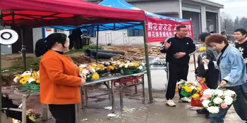 新化县民政局开展“鲜花换烟花爆竹”文明祭扫活动