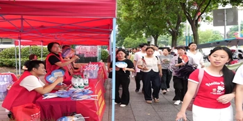 关注“三考”｜新化县多单位联动开展高考爱心志愿服务活动