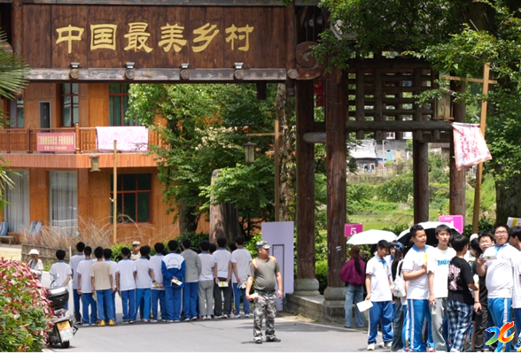 娄底市星星中学师生到紫鹊界开展研学实践活动