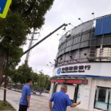 民生关切 | 快速响应除隐患  县城管局拆除翰学佳府门面上方违规广告牌