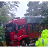 应安一线 |  狭路边坡遇险情    维山乡全力救援故障货车