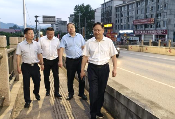 安全生产行动年 | 新化县领导督查天子山大桥路灯设施整改工作