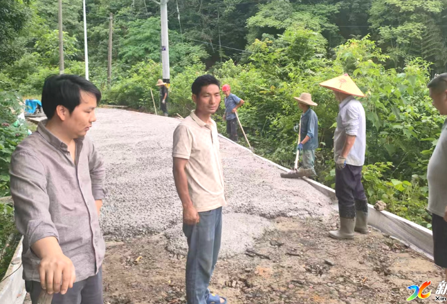白溪镇檀新村抢修受损道路 方便群众出行