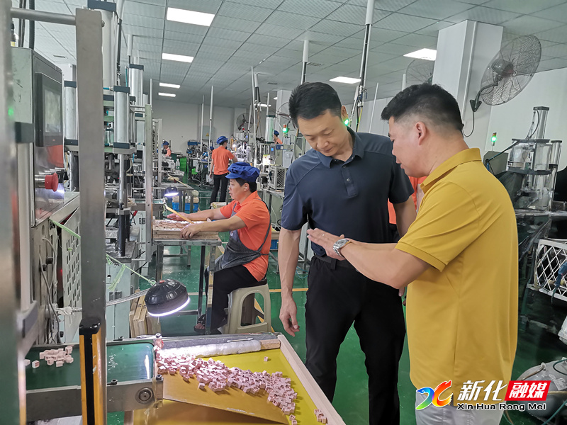 在新化县正能精细陶瓷有限公司走访调研.jpg