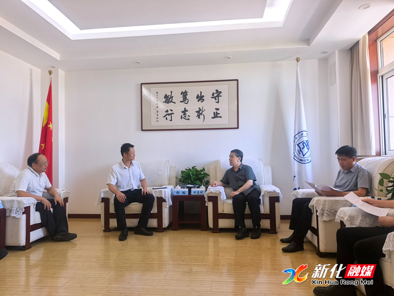 在北京印刷学院考察对接.jpg 在北京印刷学院考察对接.jpg
