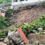 应安一线｜雨后堡坎塌陷  曹家镇双江村连夜紧急转移3户12名涉险群众