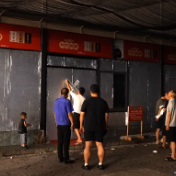 上渡街道联合多部门夜间整治白沙洲东路美食城内麻将馆乱象