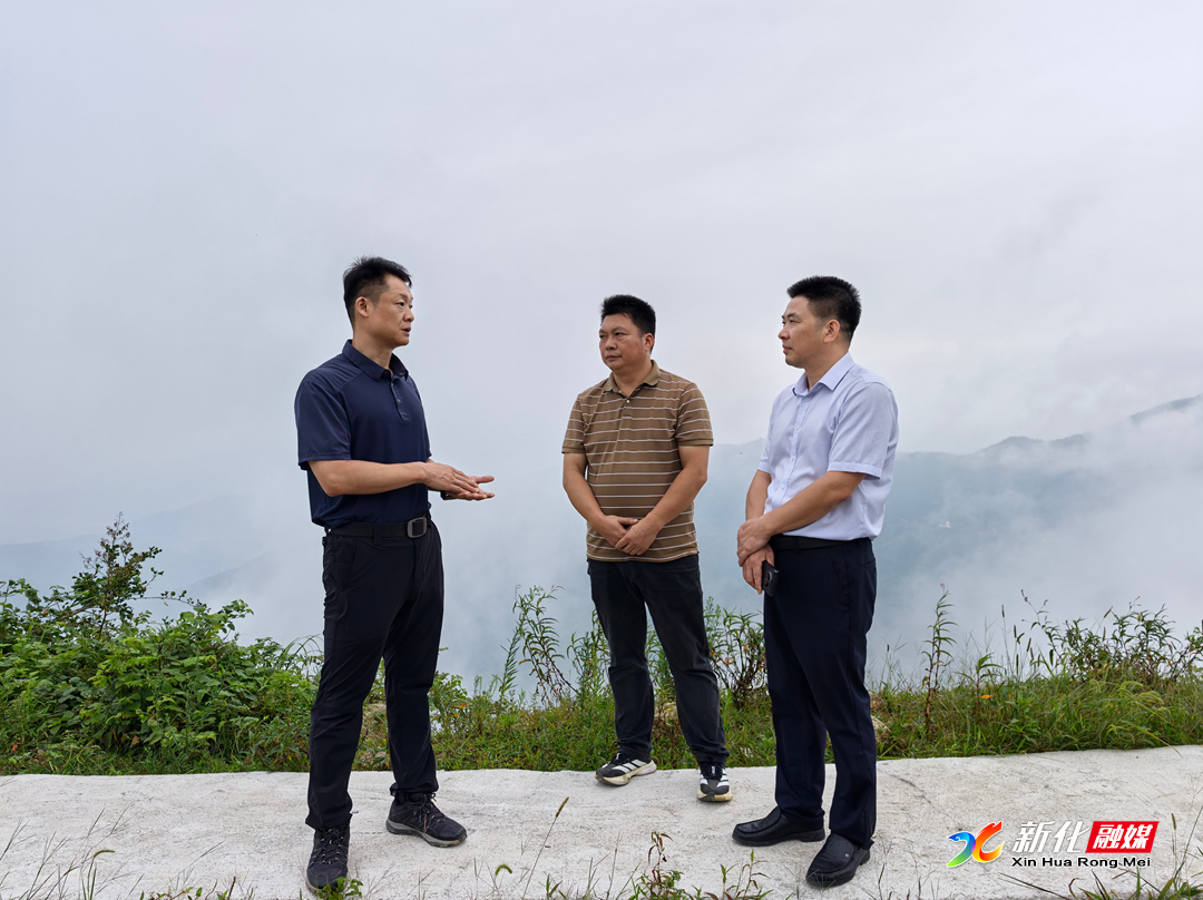 天龙山村察看了未开发景点.jpg 天龙山村察看了未开发景点.jpg