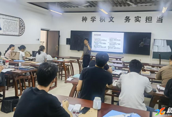 新化县资江高级中学开展新进教师专题培训