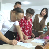 杨韶红参加县乡人大代表投票并督导换届选举工作