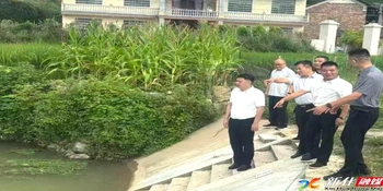 新化县领导到温塘镇督导民生项目建设 地质灾害防治 安全生产工作