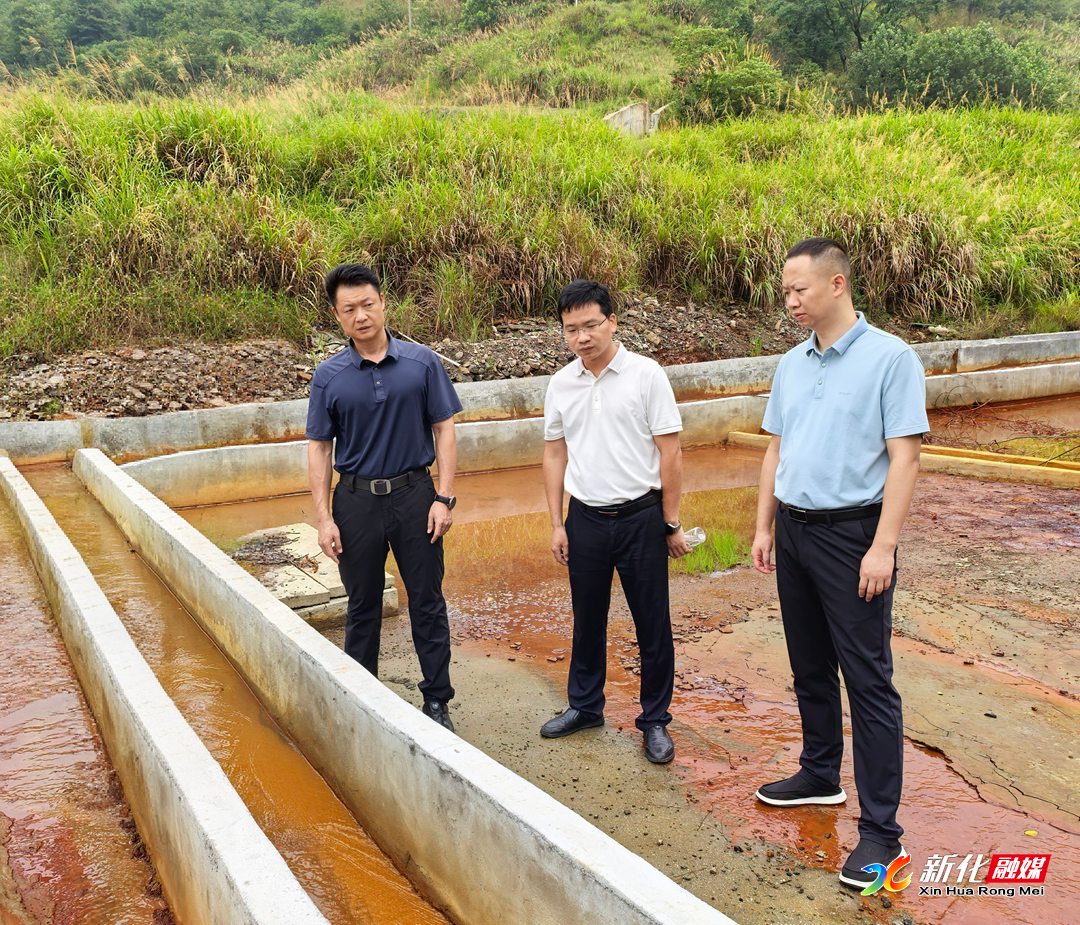 桑梓镇坪烟村关闭煤矿涌水点.jpg