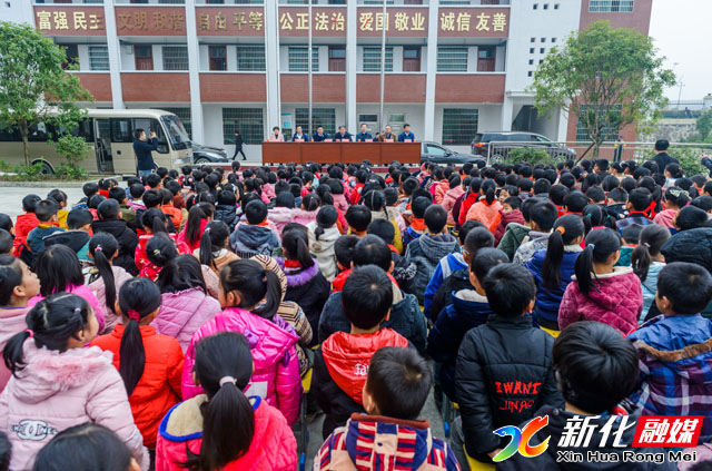 02维山乡芦家桥小学调研教育扶贫项目举行助学捐款仪式.jpg