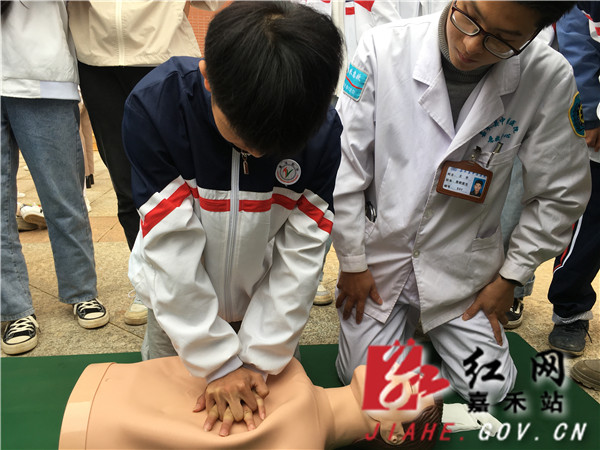 急救医生指导学生练习.jpg 急救医生指导学生练习.jpg