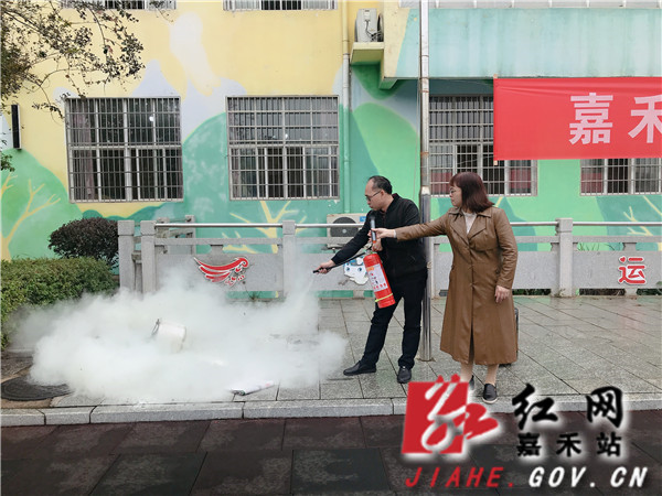 现场演示灭火器.jpg 现场演示灭火器.jpg