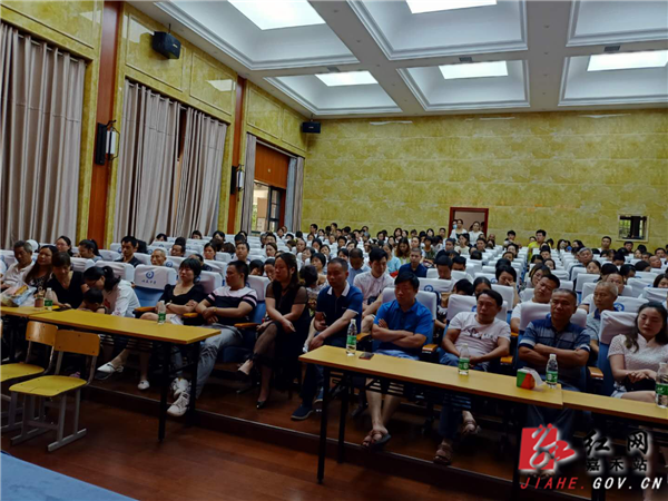 家长们认真聆听张校的讲座.png 家长们认真聆听张校的讲座.png