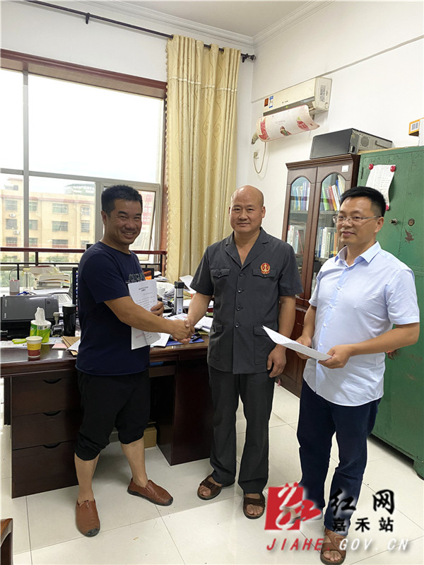 原告拿到法律文书后对李勇军法官表示感谢.jpg