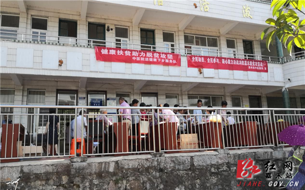 工作人员为村民进行现场义诊.png