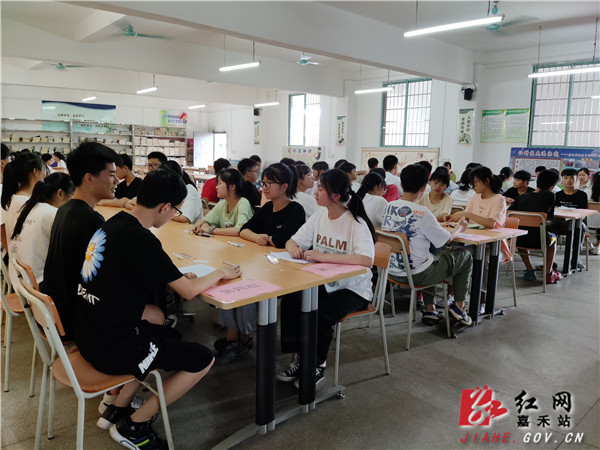 学生有序候考.jpg