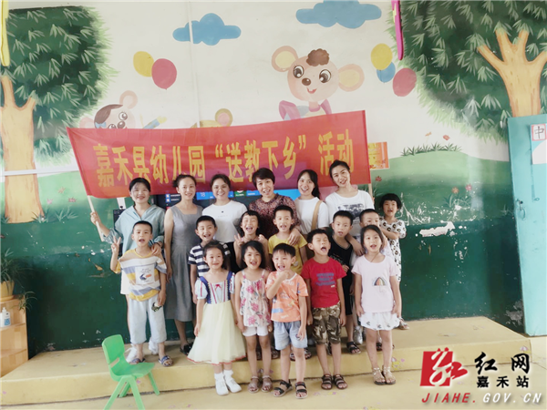 送教老师与乡镇中心幼儿园幼儿、老师合影.png