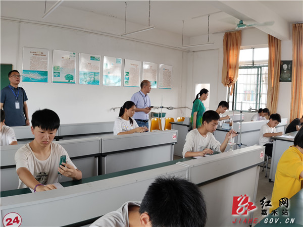 县教育局领导巡查考点.jpg