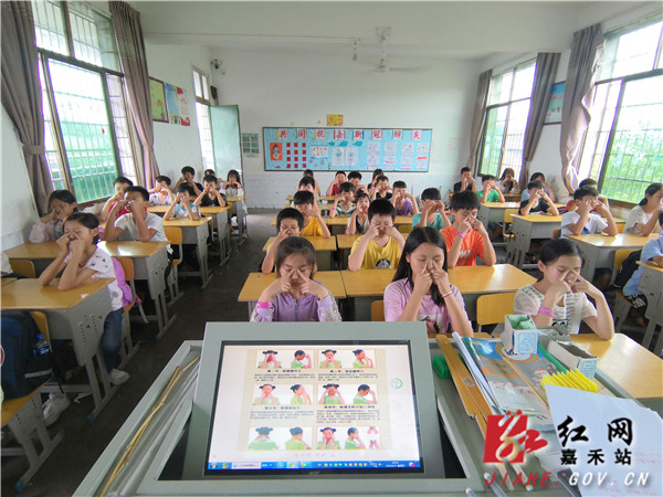 做眼保健操正确示范.jpg
