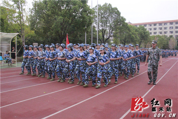 部分新生齐步走.jpg