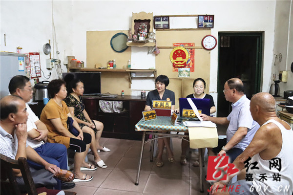 在原告李某德家中开展巡回审判 _副本.jpg