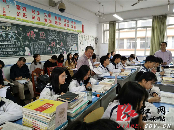 市教科院副院长廖小平亲临高三课堂视导.jpg