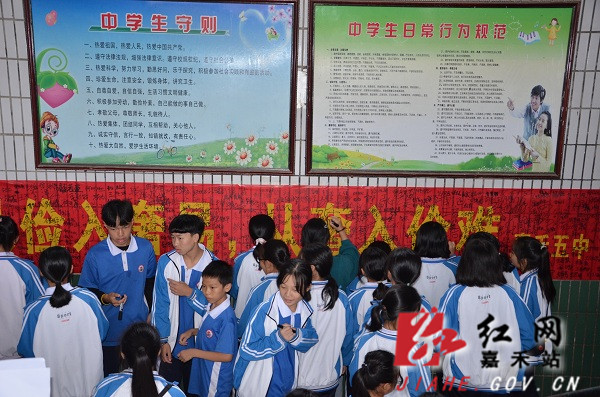 “厉行节约,反对浪费”签名活动现场.jpg “厉行节约,反对浪费”签名活动现场.jpg