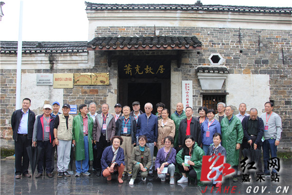 红六军团后代合影留念.jpg