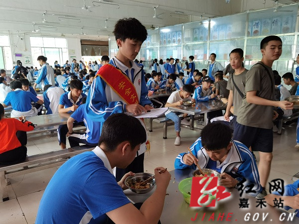 文明督导员正对同学进行提醒和劝导.jpg 文明督导员正对同学进行提醒和劝导.jpg