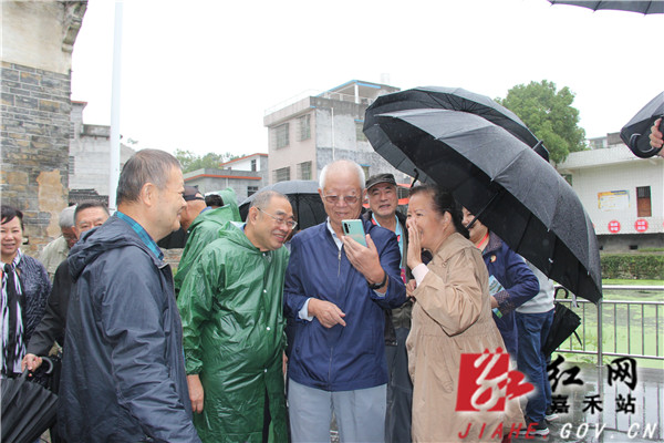 红六军团后代们向萧克将军之子萧星华少将报告情况.jpg