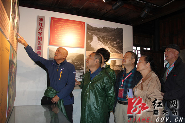 红六军团后代们找到父辈照片.jpg