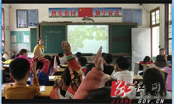 师生课堂互动.jpg 师生课堂互动.jpg