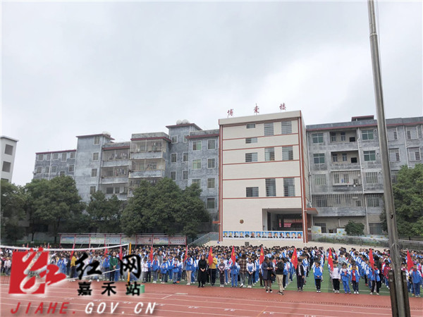 全体师生同升国旗、同唱国歌.jpg 全体师生同升国旗、同唱国歌.jpg