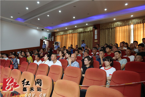 旁听群众.jpg 旁听群众.jpg