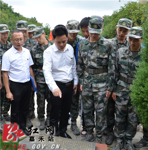 校党委书记雷文杰向学生介绍烈士生平事迹.jpg 校党委书记雷文杰向学生介绍烈士生平事迹.jpg