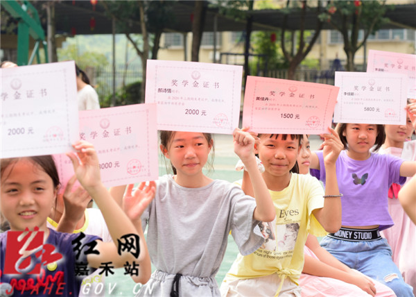 受表彰的学生2.jpg 受表彰的学生2.jpg