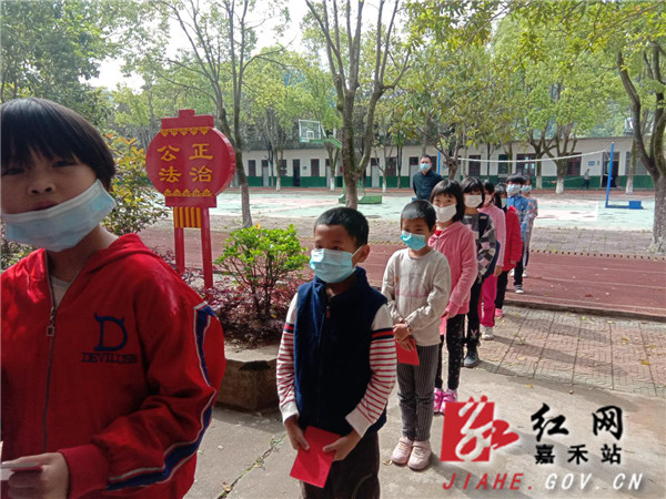 学生保持安全距离排队报名.jpg