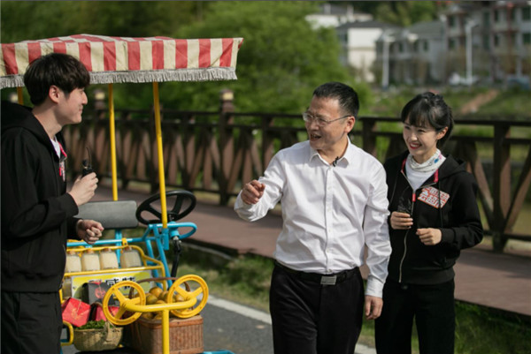 中共桂东县委副书记、县长伍志平（右二）.jpg